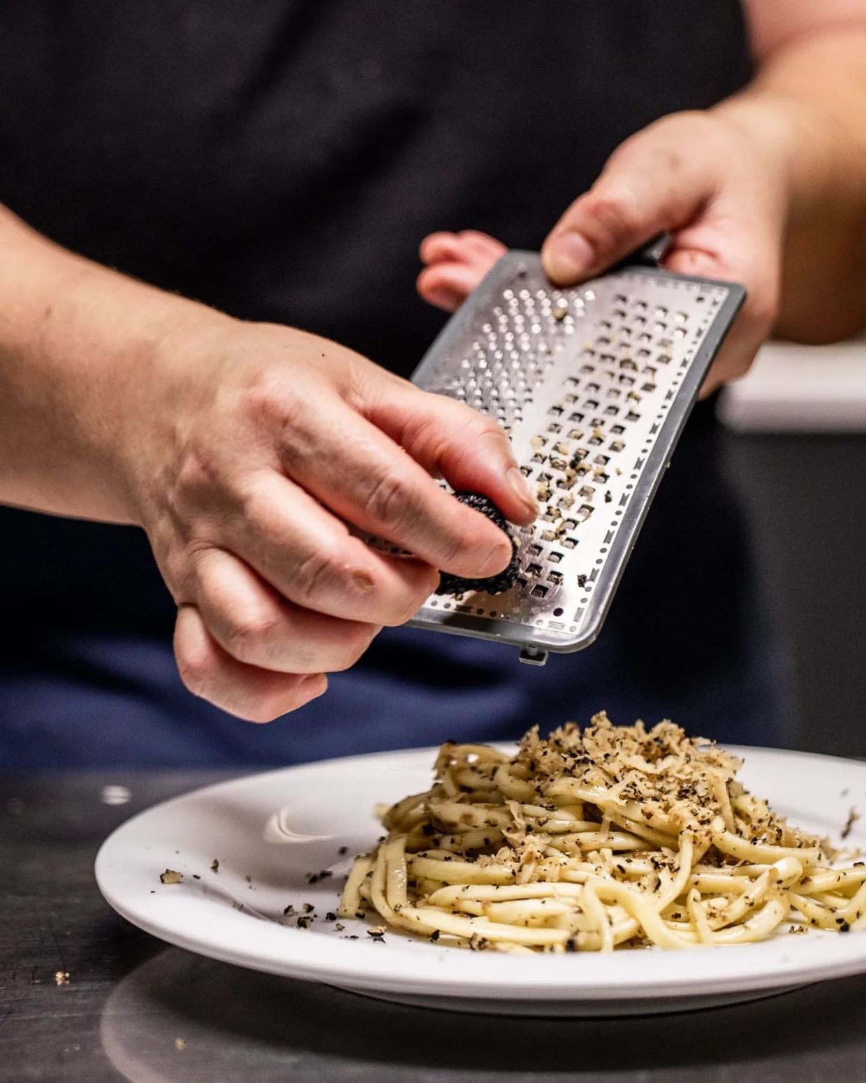 Il tartufo grattato a mano su un piatto di pasta