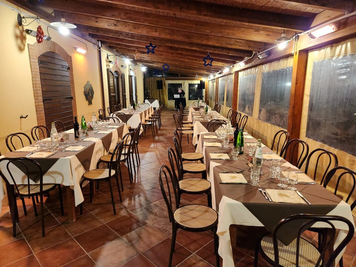 La veranda apparecchiata di sera a dicembre, con le stelle di Natale appese e le luci calde